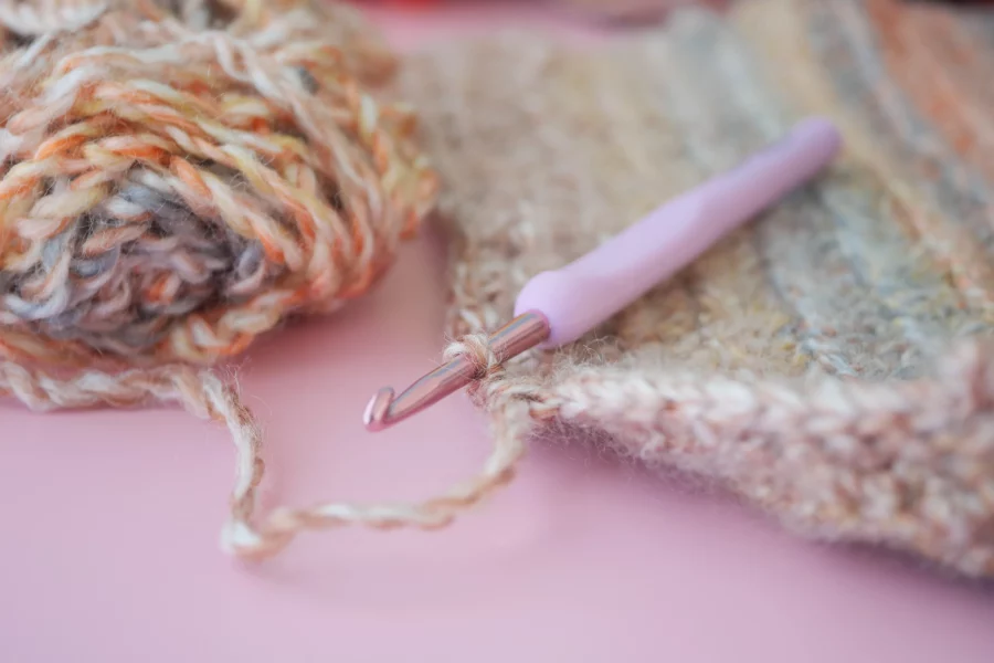 close-up-crochet-hook-magenta-yarn-pink-surface